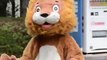 Zoo japonês treina para fuga de animais... com homem vestido de leão