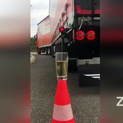 Increíble hazaña: conductor usó su camión en movimiento para hacer té en un vaso