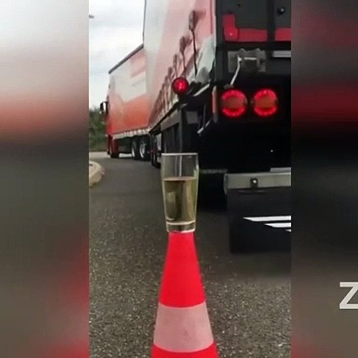 Increíble hazaña: conductor usó su camión en movimiento para hacer té en un vaso
