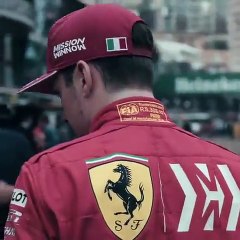 Ronaldo com Charles Leclerc na box da Ferrari