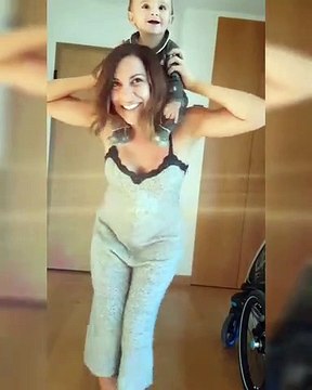 Dânia Neto dança com o filho às cavalitas e agradece aos fãs