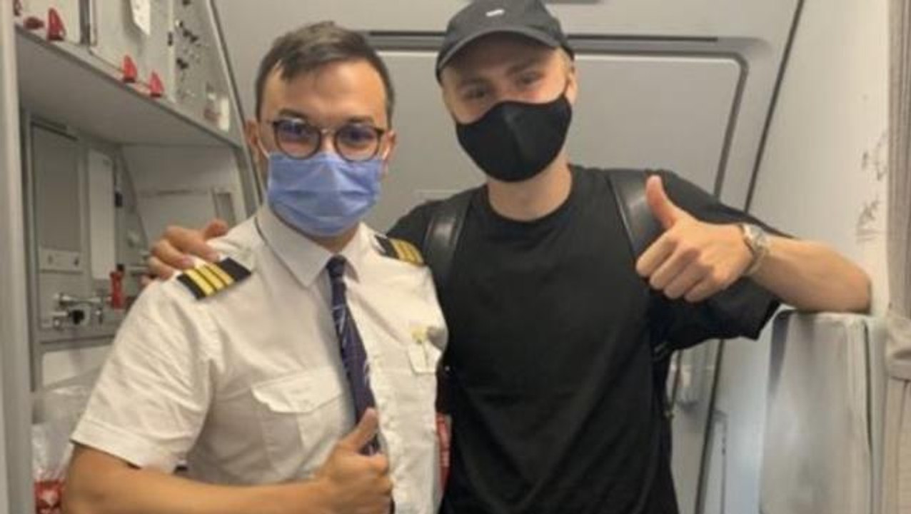 Galatasaray'ın yeni transferi Victor Nelsson'dan uçuş öncesi fotoğraf