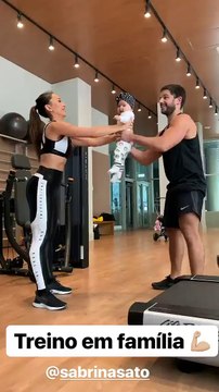 Sabrina Sato e Duda Nagle treinam com a filha