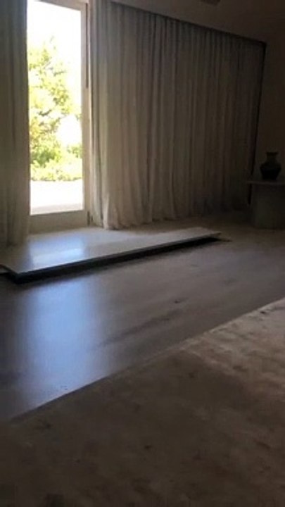 Kim Kardashian ostenta luxo: Socialite tem televisão que sai chão