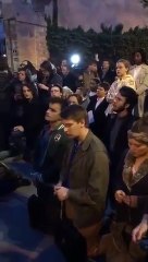 Multidão junto à catedral de Notre-Dame canta hinos