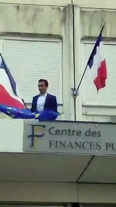 Candidato a eurodeputado tira bandeira da UE de edifício público em França