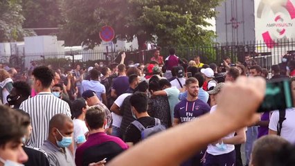 PSG - Les supporters réunis devant le Parc des Princes