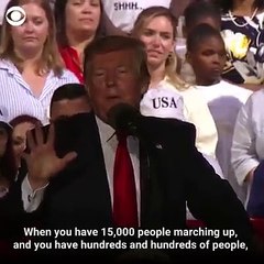 Apoiante de Trump sugere que se mate emigrantes. Presidente ri-se