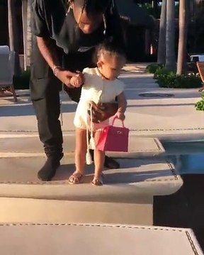 Vestida a rigor, filha de Kylie Jenner volta a derreter fãs