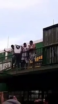 adeptos imitam avião da Chapecoense a cair