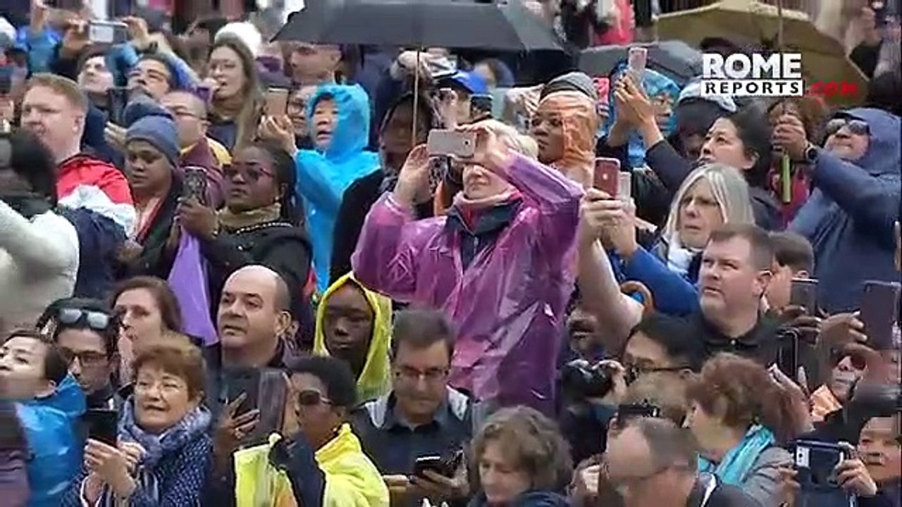 Papa e as oito crianças no papamóvel