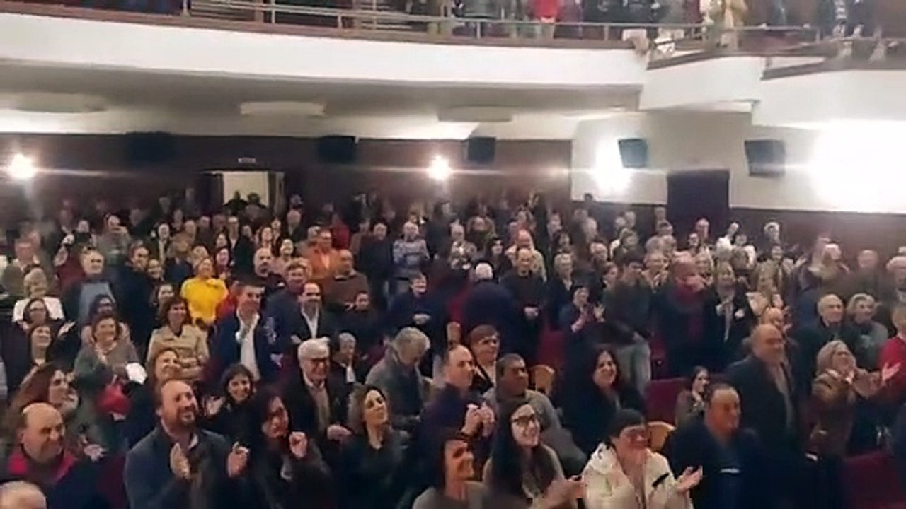 Fernando Mendes recebe carinho especial em dia...