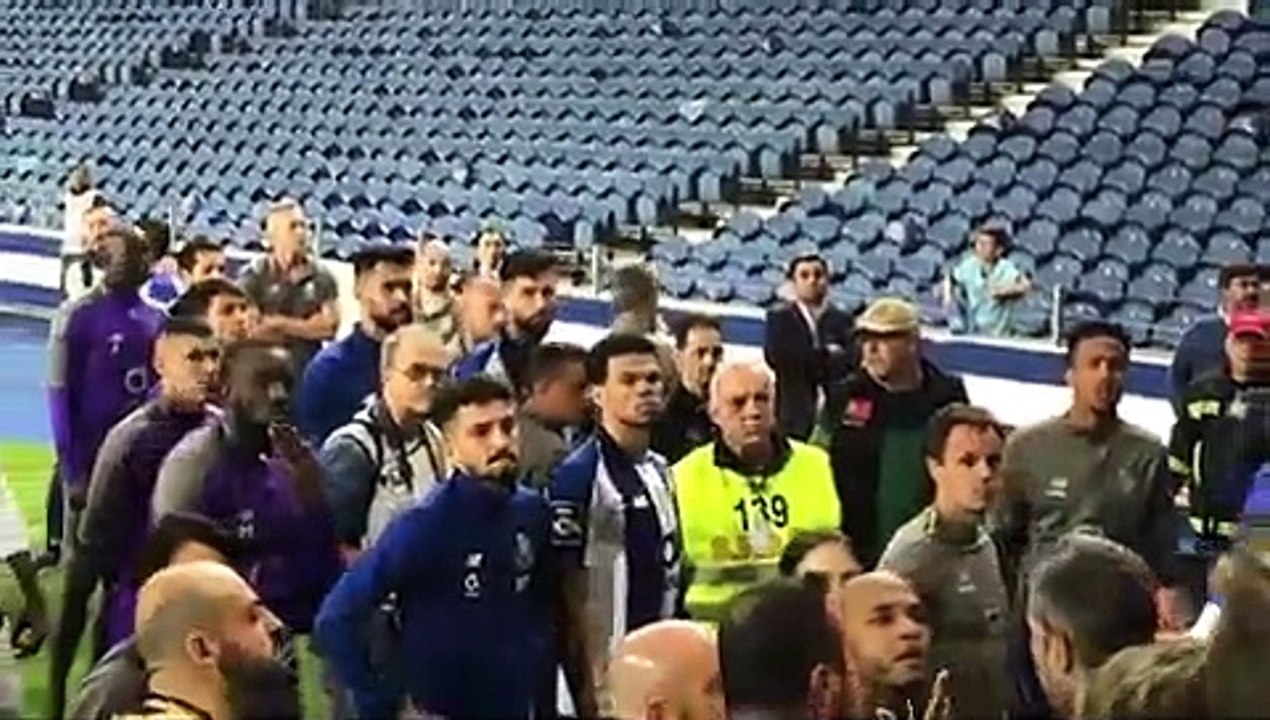 As imagens da confusão entre jogadores e adeptos do FC Porto
