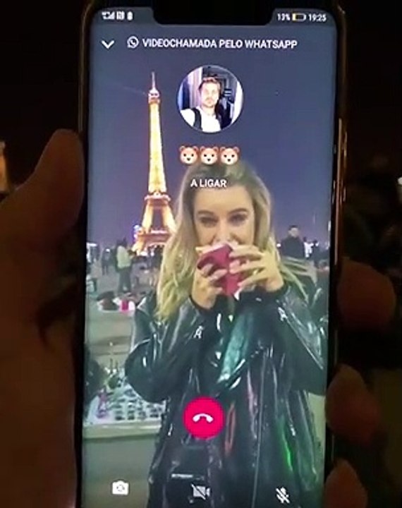 Vídeo: Em Paris, Kelly Bailey mostra videochama...