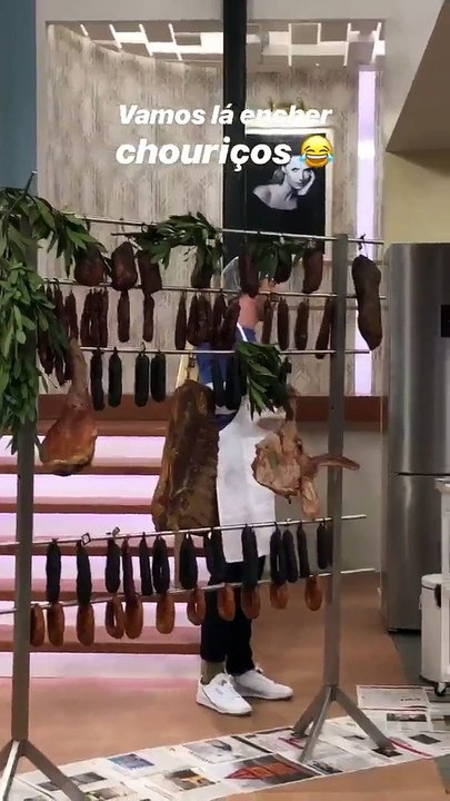 Cristina Ferreira começa programa a encher chouriços... literalmente