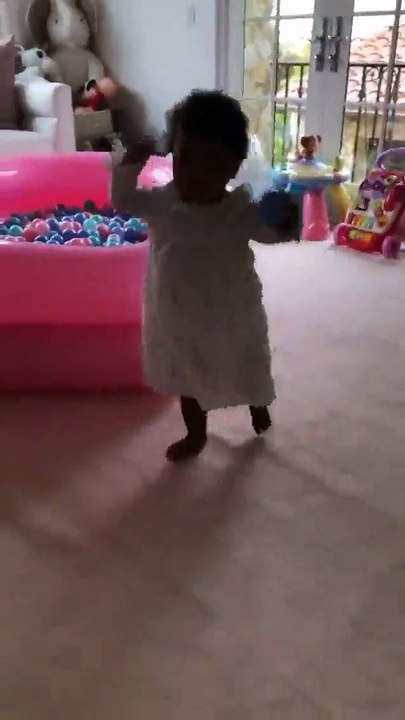 Khloé Kardashian mostra filha a dar os primeiro passos
