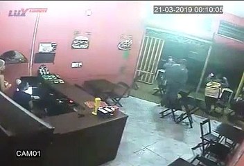 Agente brasileiro de folga agride empregada por errar pedido