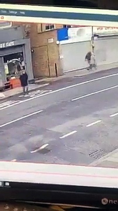 Tijolos caiem de prédio para o chão segundos após homem passar em Londres