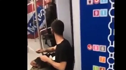 Homem a afiar faca em metro assusta. Afinal, ia só a caminho do trabalho
