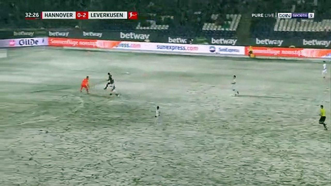 Neve impede o golo do Hannover