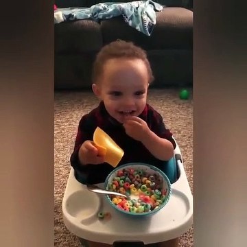 Porque atiram fatias de queijo a bebés? Há um novo desafio na internet