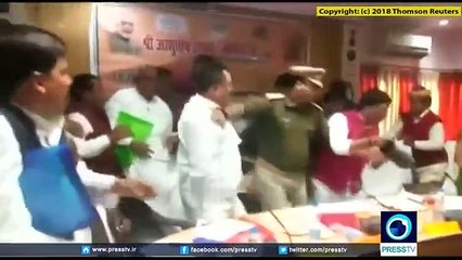 Um encontro entre políticos acabou à... chinelada