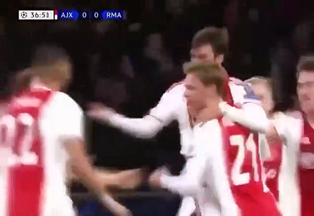 O 1.º golo anulado pelo VAR na Champions aconte...