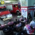 Bombeiros Croácia mostram disciplina durante jogo do Mundial