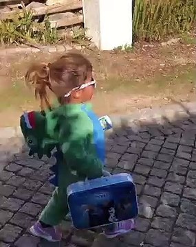Carolina Patrocínio mostra filha vestida de dinossauro e derrete fãs