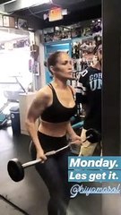 Jennifer Lopez exibe físico irrepreensível em treino de musculação
