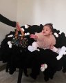 Aos 11 meses, filha de Kylie Jenner fica em êxtase com a sua mala de luxo