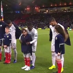 Jogadores de Israel dão casaco a jovens