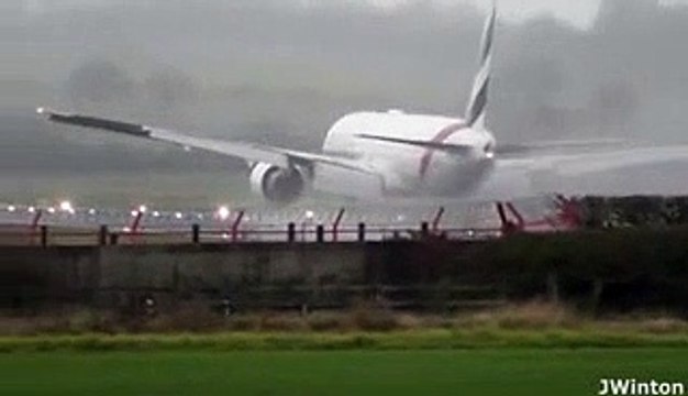 Avião da Emirates aterragem aeroporto de Newcastle