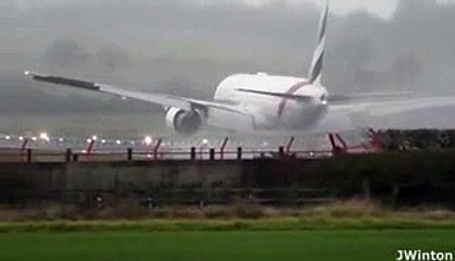 Avião da Emirates aterragem aeroporto de Newcastle