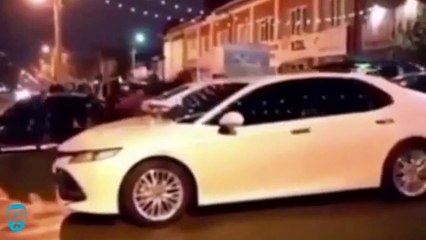 Momento em que mulher tenta fugir a casamento por obrigação