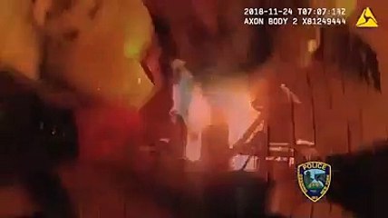 Agente da polícia salva galinha de incêndio nos EUA
