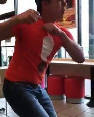 Empregado da Dunkin Donuts torna-se viral ao dançar para cliente autista