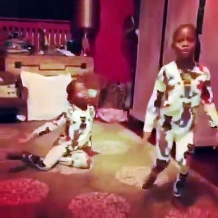 Filhas gémeas de Madonna dão espetáculo