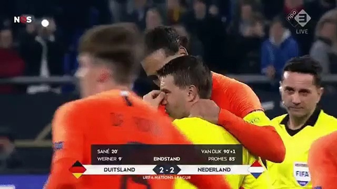 Gesto solidário de Dijk com árbitro