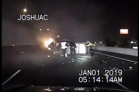 homens salvam estranho de carro em chamas