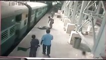Polícia salva mulher de escorregar para debaixo de comboio na Índia
