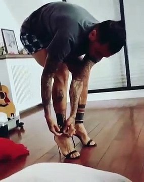 Dani Alves volta a fazer das suas. Desta vez em saltos altos
