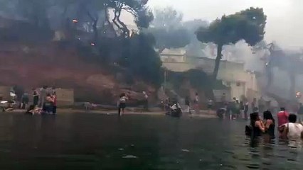 Pessoas fogem do fogo de Mati