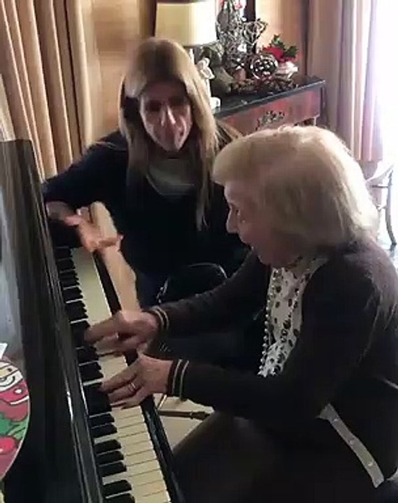 Bibá Pitta ao piano com a avó de 98 anos: "Não é delicioso?"