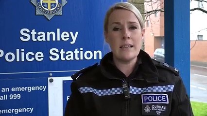 Grupo de 100 jovens cerca polícias e ataca-os com paus e fogo de artifício