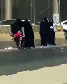 Mulher deixa cair criança várias vezes em luta com outras quatro em Riade
