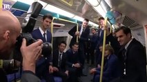 Tenistas passeiam pelo metro de Londres