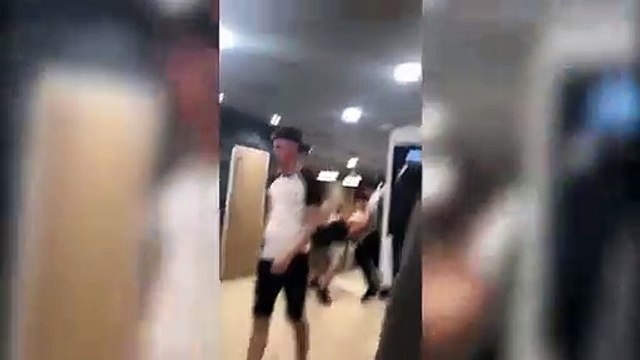 Irmãos agridem gerente de McDonald s. Pai assiste sem fazer nada