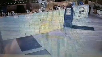 Funcionário de loja de canábis no Canadá afugenta ladrões com "bongo"