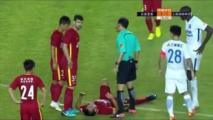 Demba Ba perde a cabeça